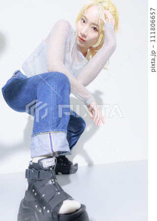 ストリートファッションを着る金髪の若い女性 ストリートファッションを着る金髪の若い女性 111806657