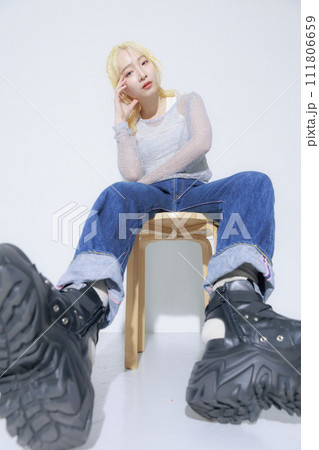ストリートファッションを着る金髪の若い女性 111806659
