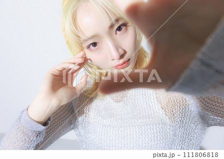 ストリートファッションを着る金髪の若い女性 111806818