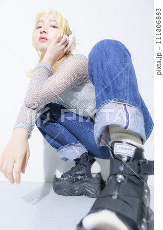 ストリートファッションを着る金髪の若い女性 111806883