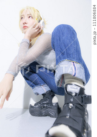 ストリートファッションを着る金髪の若い女性 111806884