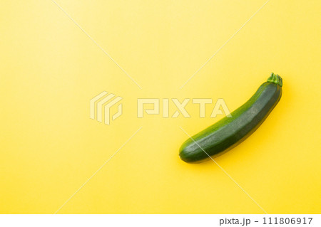 黄色背景のズッキーニ 黄色背景のズッキーニ 111806917