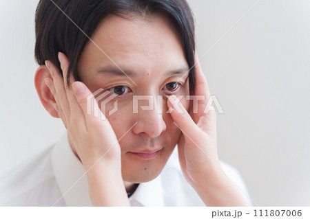 眼科で目の検査を受ける男性 眼科で目の検査を受ける男性 111807006