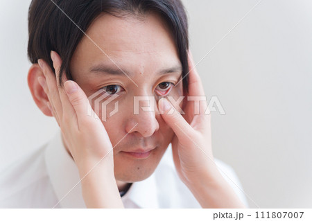 眼科で目の検査を受ける男性 眼科で目の検査を受ける男性 111807007