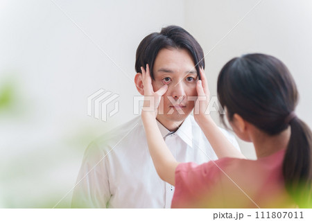 眼科で目の検査を受ける男性 眼科で目の検査を受ける男性 111807011