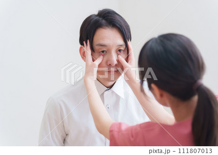 眼科で目の検査を受ける男性 眼科で目の検査を受ける男性 111807013