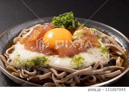 まぐろの山かけそば　（冷やし蕎麦） 111807045