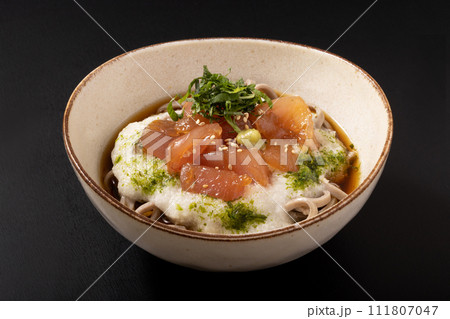 まぐろの山かけそば　（冷やし蕎麦） 111807047