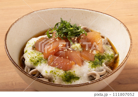まぐろの山かけそば　（冷やし蕎麦） 111807052