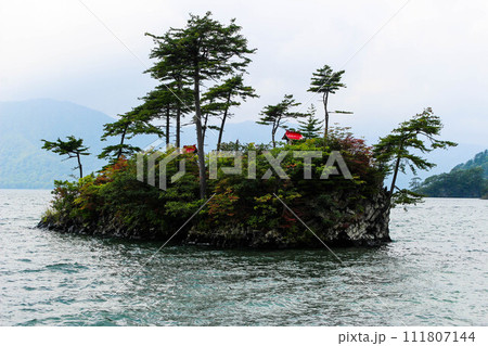 湖畔から望む小島 111807144