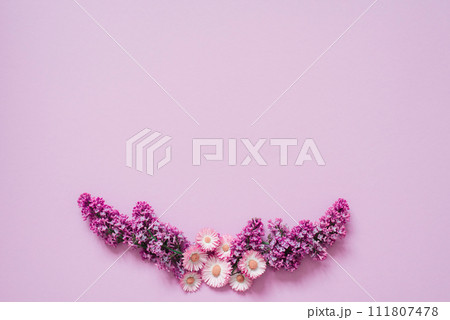 Composition of lilac flowers and daisies on a lilac background. Copy space, flat lay. Spring has come, Mother's day, Valentine's Day 111807478