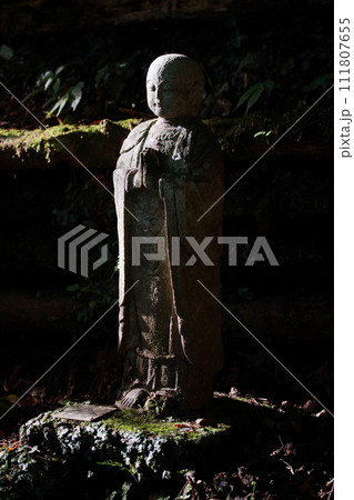 慈しみのお顔のお地蔵様 111807655