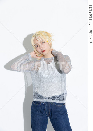 ストリートファッションを着る金髪の若い女性 ストリートファッションを着る金髪の若い女性 111807851