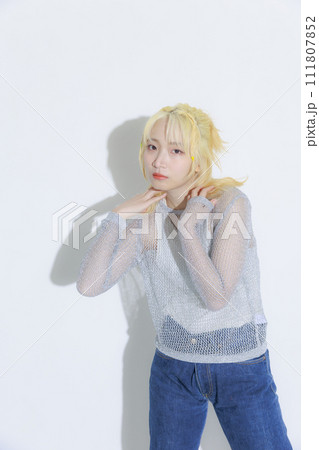 ストリートファッションを着る金髪の若い女性 111807852