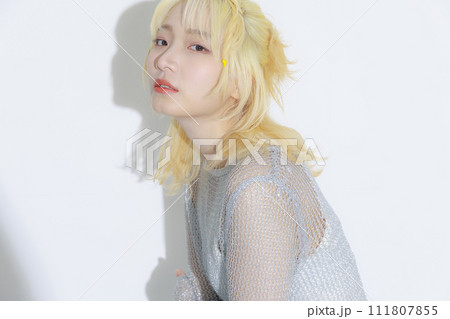 ストリートファッションを着る金髪の若い女性 111807855