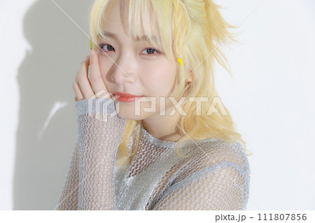 ストリートファッションを着る金髪の若い女性 111807856