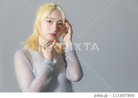 ストリートファッションを着る金髪の若い女性 111807860