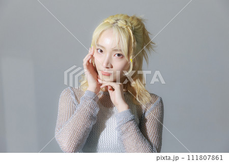 ストリートファッションを着る金髪の若い女性 111807861