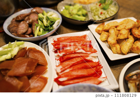 夕食 ごちそう 晩御飯 111808129