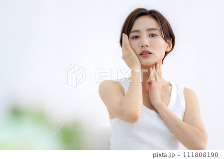 ビューティーイメージ　タンクトップを着ている女性のポートレート 111808190