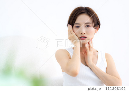 ビューティーイメージ　タンクトップを着ている女性のポートレート 111808192