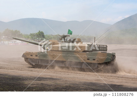 爆走する陸上自衛隊10式戦車 111808276
