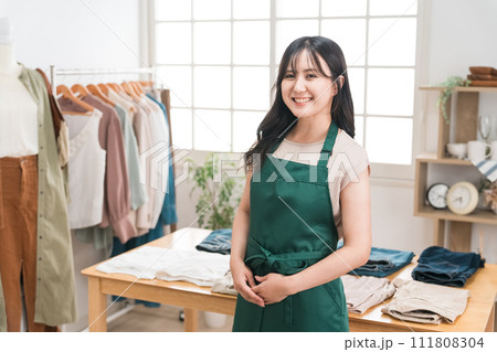 アパレルショップ・洋服屋・ジーンズショップのショップ店員・スタッフ アパレルショップ・洋服屋・ジーンズショップのショップ店員・スタッフ 111808304