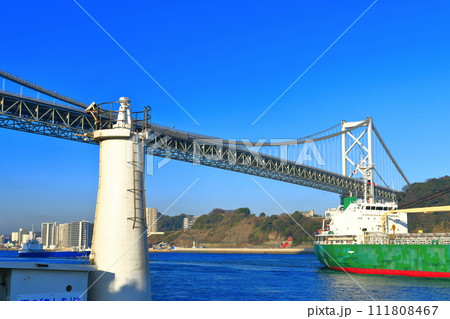 快晴の関門橋と門司埼灯台(関門海峡) 快晴の関門橋と門司埼灯台(関門海峡) 111808467