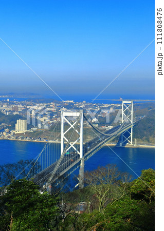 快晴の関門橋（関門海峡） 111808476