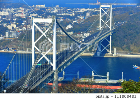 快晴の関門橋（関門海峡） 111808483