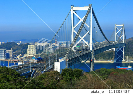 快晴の関門橋(関門海峡) 快晴の関門橋(関門海峡) 111808487