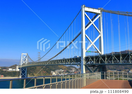 快晴の関門橋（関門海峡） 111808490