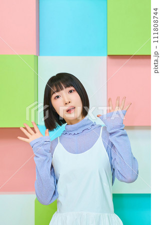 驚いた表情をする若い女性 111808744