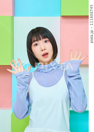 驚いた表情をする若い女性 111808745