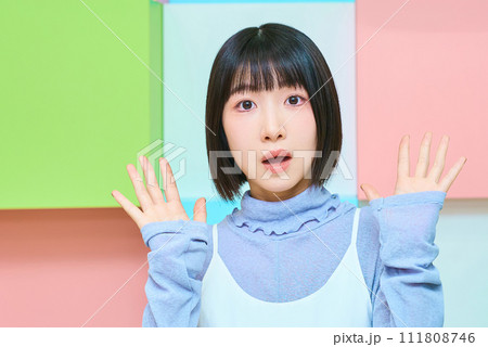 驚いた表情をする若い女性 驚いた表情をする若い女性 111808746