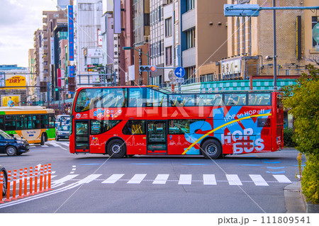 日本の東京都市景観 浅草駅前を通過し浅草寺方向（奥）に曲がろうとするスカイホップバス＝18日 111809541