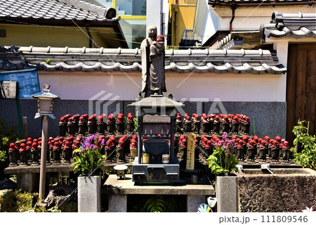 赤い頭巾を被ったお地蔵様 111809546