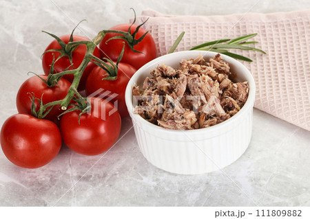 Canned tuna fish for salad 111809882