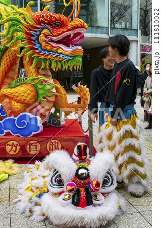 横浜中華街 春節祭 採青 春節祈願獅子舞 横浜マリンタワー前にて 横浜中華街 春節祭 採青 春節祈願獅子舞 横浜マリンタワー前にて 111810022