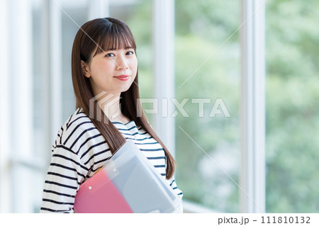 廊下で待ち合わせをする女子大学生。撮影協力:有明教育芸術短期大学 廊下で待ち合わせをする女子大学生。撮影協力:有明教育芸術短期大学 111810132