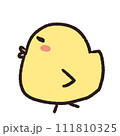 横向きでるんるん歩くひよこ 111810325