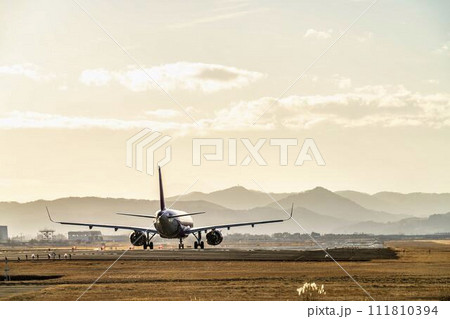 夕暮れの仙台空港 離陸中の飛行機 宮城県名取市 夕暮れの仙台空港 離陸中の飛行機 宮城県名取市 111810394