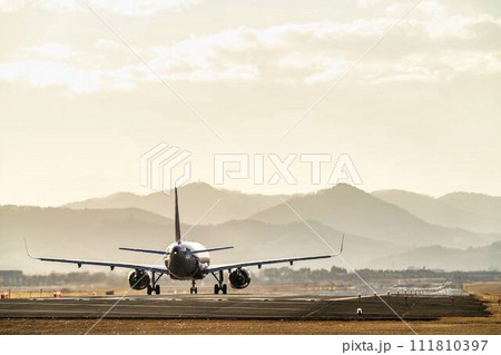 夕暮れの仙台空港　離陸中の飛行機　宮城県名取市 111810397