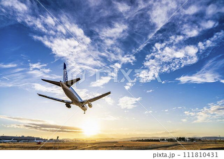 夕暮れの仙台空港　着陸中の飛行機　宮城県名取市 111810431