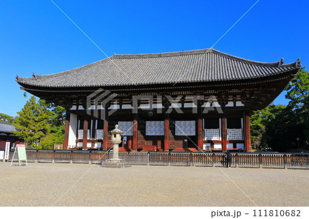 【奈良県】晴天の興福寺（東金堂） 111810682