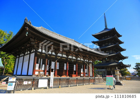【奈良県】晴天の興福寺(東金堂と五重塔) 【奈良県】晴天の興福寺(東金堂と五重塔) 111810685