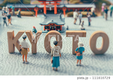 大きな「KYOTO」の文字と観光客の女性3人(3D) 大きな「KYOTO」の文字と観光客の女性3人(3D) 111810729