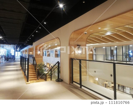 誰もいない綺麗なコワーキングスペース 111810766