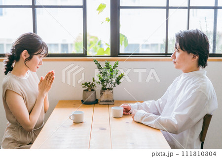 カフェ・家のダイニングで会話する夫婦・カップル（お願い・説得・謝る・ごめん・願望・おねだり）） 111810804