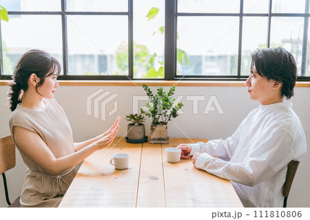 カフェ・家のダイニングで会話する夫婦・カップル(モラハラ・ハラスメント・断る・拒否・ブロック) カフェ・家のダイニングで会話する夫婦・カップル(モラハラ・ハラスメント・断る・拒否・ブロック) 111810806